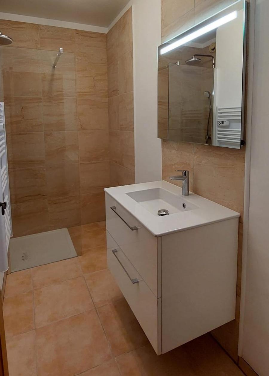 Grand T3: Luminous Central Apartment with Parking Sanary-sur-Mer Exterior photo